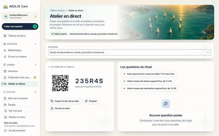 Le code de salle qu'il projette au mur. Les téléphones entrent en deux touches, sans compte et sans nom.